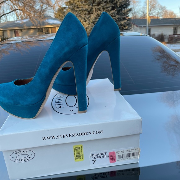 Suede Pumps - Picture 4 of 5